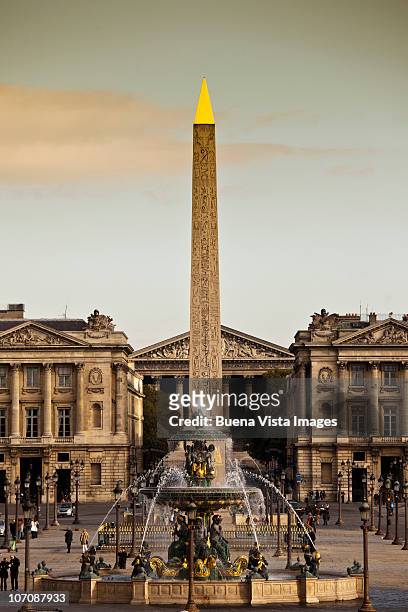 obelisk of luxor, place de la concorde, paris - place de la concorde stock-fotos und bilder