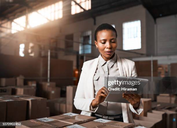 assurer toutes les opérations de l’usine sont en cours d’exécution comme il se doit - big black african women photos et images de collection