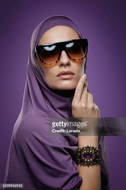 美しいイスラム教徒の女性のヒジャーブを着て - arab woman fashion ストックフォトと画像