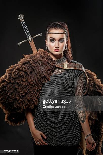 vrouwelijke viking warrior - viking warrior stockfoto's en -beelden