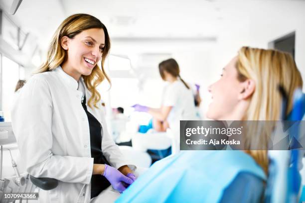 consultazione dentale. - igienista dentale foto e immagini stock