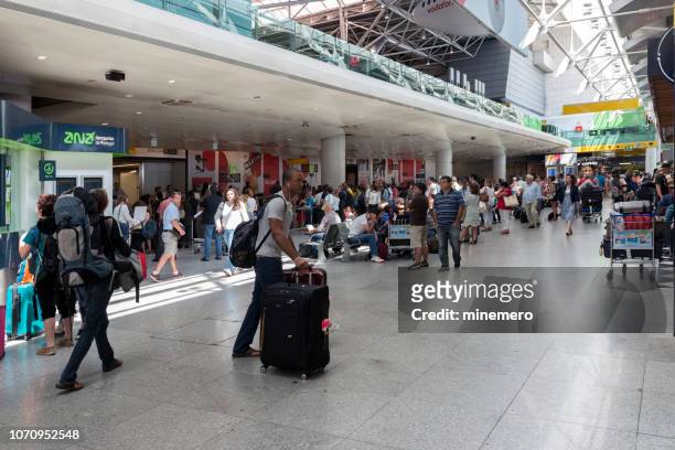 airport arrival hall in lisbon - aeroporto lisboa imagens e fotografias de stock