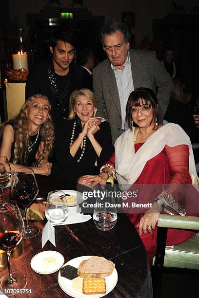 Franca Sozzani, Pablo Ganguli, Lady Lynn de Rothschild, Stephen Frears and Nadira Naipaul attend the Liberatum dinner hosted by Ella Krasner in...