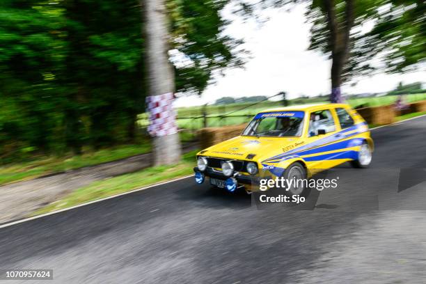 volkswagen golf ich "pierburg" klassische rallye autofahren auf einer landstraße. - rallyewagen stock-fotos und bilder