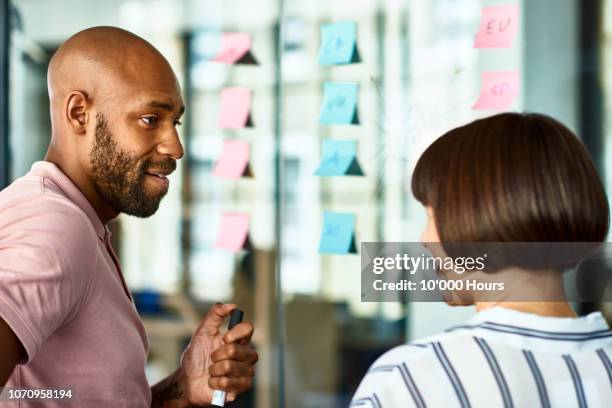 two colleagues having strategy meeting - thinking outside the box englische redewendung stock-fotos und bilder