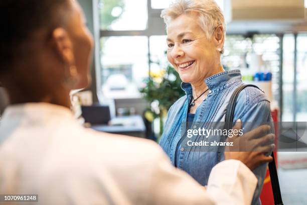 senior mujer asistida por el farmacéutico - pharmacist fotografías e imágenes de stock