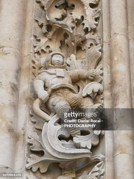 astronaut in the facade of salamanca cathedral - salamanca photos et images de collection