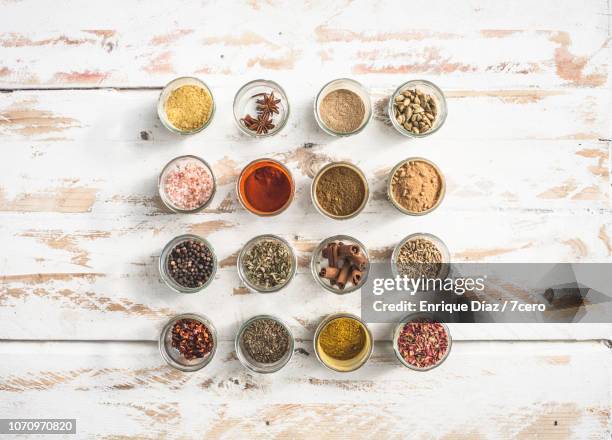 sixteen spice jars flat lay - levadura fotografías e imágenes de stock