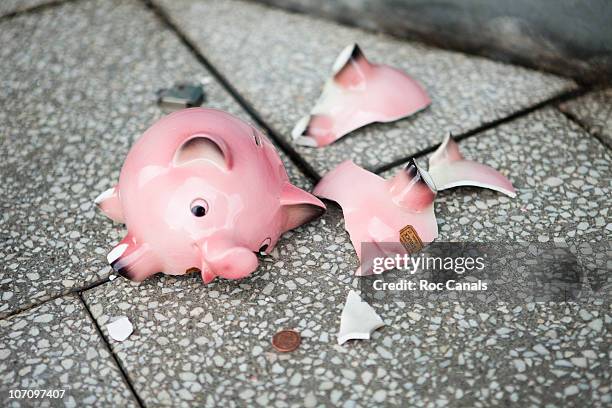 piggy bank - smashed piggy bank stock pictures, royalty-free photos & images