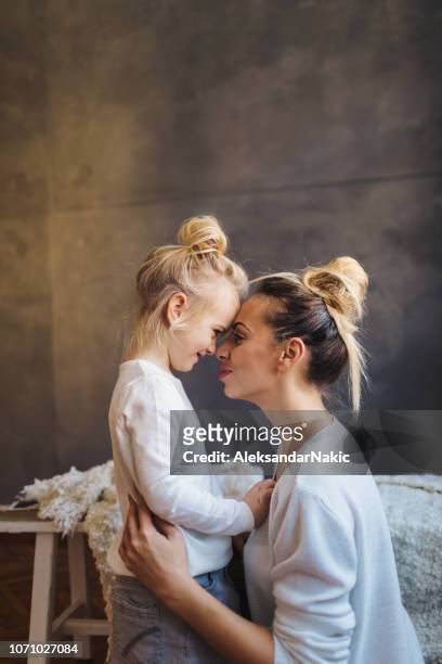 moeder dochter momenten - mom and young daughter stockfoto's en -beelden