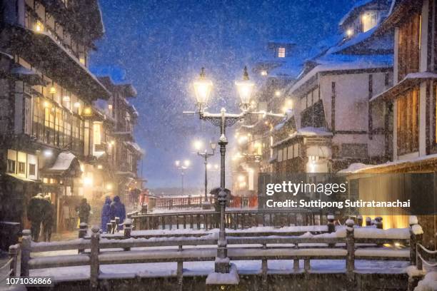 heavy snow blizzard in obanazawa ginzan onsen, japan hot springs town. - 山形 ストックフォトと画像