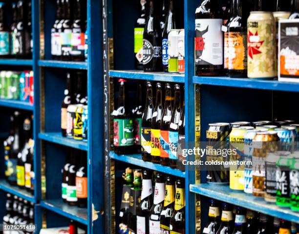 bottles and cans of real ale and craft beer for sale at food and drink market - artisanal food and drink uk imagens e fotografias de stock