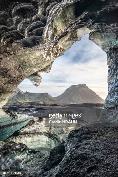 schilderachtig uitzicht op ice cave in kotlujokull gletsjer - katla volcano stockfoto's en -beelden