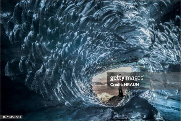 wandelaar gezien door de tunnel van de gletsjer op ijsland - katla volcano stockfoto's en -beelden