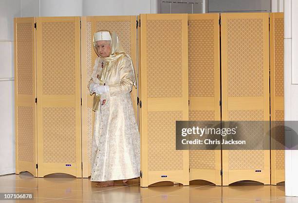 Queen Elizabeth II arrives at the Sheikh Zayed Mosque on November 24, 2010 in Abu Dhabi, United Arab Emirates. Queen Elizabeth II and Prince Philip,...