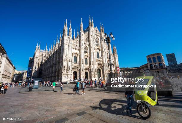 turismo bici taxi en duomo plaza (mariae nascenti) milán, italia - catedral de milán fotografías e imágenes de stock