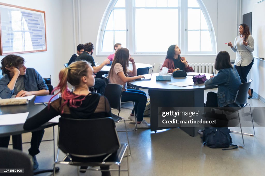 Multietnisk grupp Collegestudenter i klassrum.