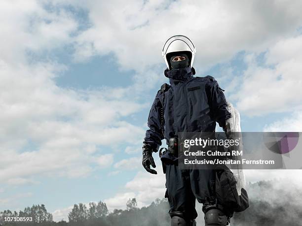 policeman in uniform - police in riot gear stock-fotos und bilder