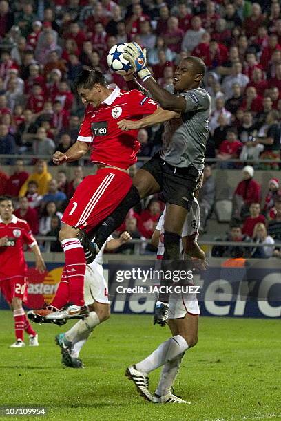 Benfica's forward Oscar Cardozo challenges Hapoel Tel Aviv's goalkeeper Vincent Enyeama during their UEFA Champions League group B football match at...