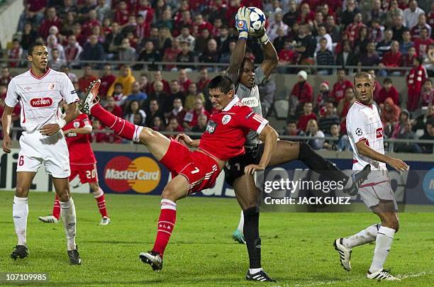 Benfica's forward Oscar Cardozo challenges Hapoel Tel Aviv's goalkeeper Vincent Enyeama during their UEFA Champions League group B football match at...