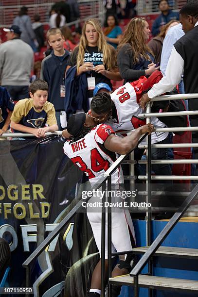 Atlanta Falcons Roddy White kissing his mother in stands during game vs St. Louis Rams at Edward Jones Dome. St. Louis, MO CREDIT: David E. Klutho