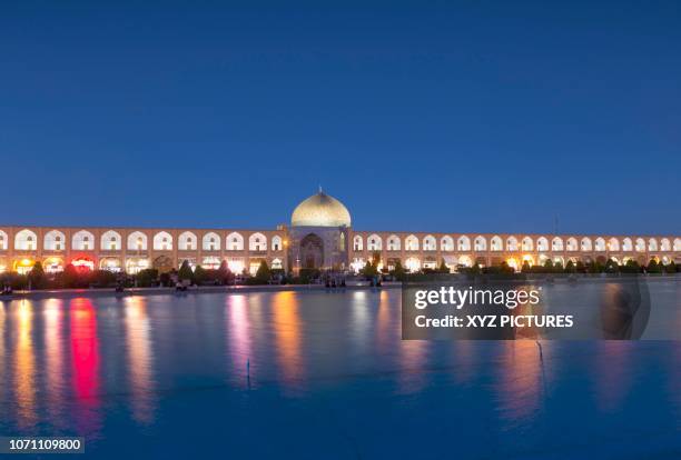 illuminated imam square with lotfollah mosque during blue hour, isfahan, iran - emam khomeini square stock pictures, royalty-free photos & images