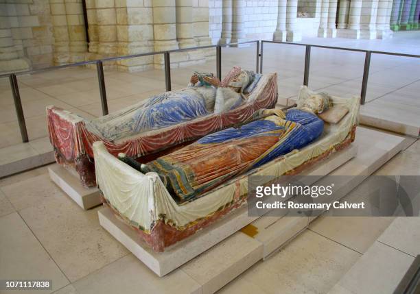 effigies of king henry 11 & his wife eleanor of aquitaine. - eleanor of aquitaine stock pictures, royalty-free photos & images