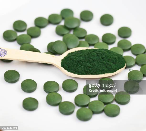 organic spirulina (blue-green algae) - spirulinabacterie stockfoto's en -beelden