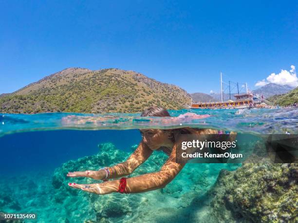 frau genießen schwimmen. - marmaris stock-fotos und bilder