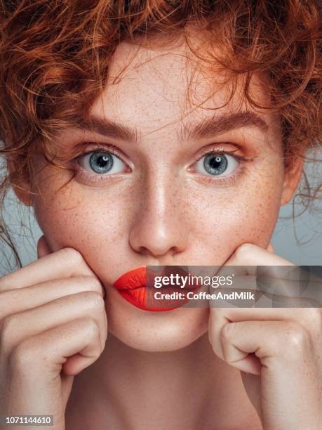 hermosa mujer - freckle fotografías e imágenes de stock