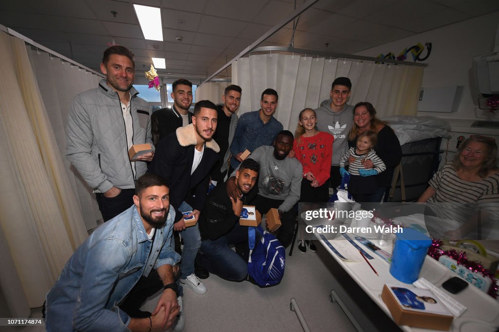 Chelsea Players Deliver Christmas Presents to Children at Chelsea and Westminster Hospital