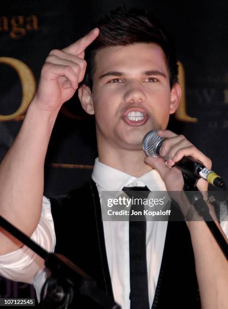 Actor Taylor Lautner speaks at "The Twilight Saga: New Moon" - Cast Tour at Hot Topic on November 6, 2009 in Hollywood, California.