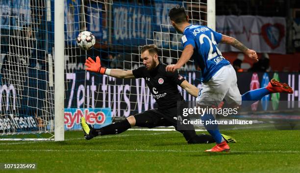 December 2018, North Rhine-Westphalia, Bochum: Soccer: 2nd Bundesliga, VfL Bochum - FC St. Pauli, 16th matchday in the Vonovia Ruhrstadion. Görkem...