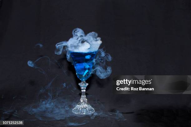 cocktails with dry ice - dry ice black background stock pictures, royalty-free photos & images