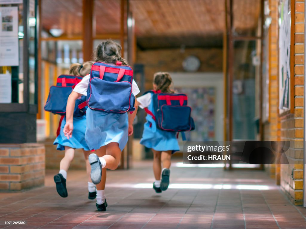 Opgewonden studenten loopt naar de ingang