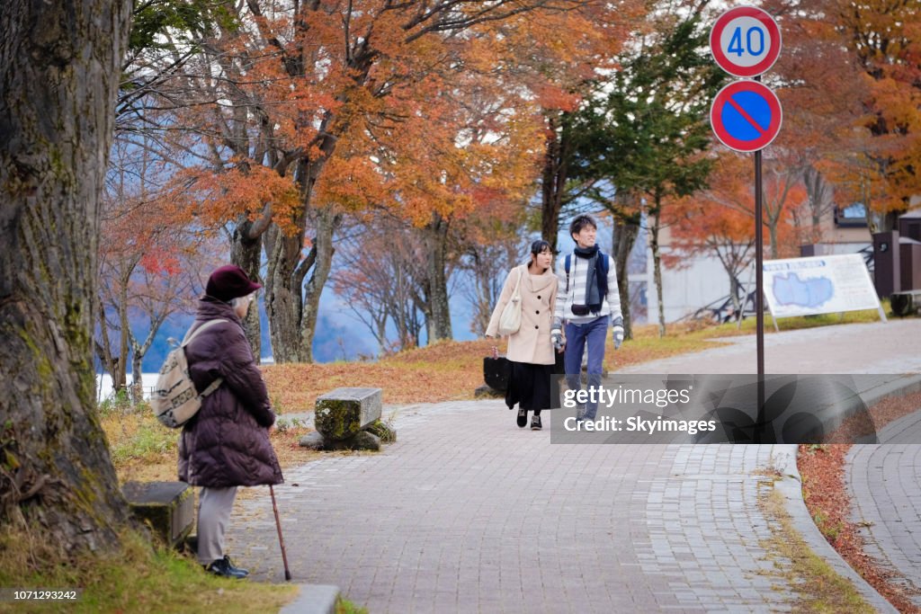 Superpoblación y envejecimiento de la cuestión de la población de una sola mujer en la calle de Japón temporada otoño
