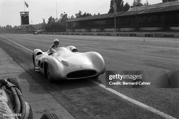 Stirling Moss, Mercedes W196 Streamlined, Grand Prix of Italy, Autodromo Nazionale Monza, 11 September 1955. Stirling Moss approaching the pits...