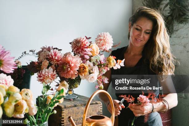 arreglo de flores de floreria - angiosperma fotografías e imágenes de stock