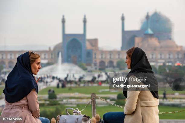 mujeres iraníes frente a mezquita de shah, isfahán - isfahán fotografías e imágenes de stock