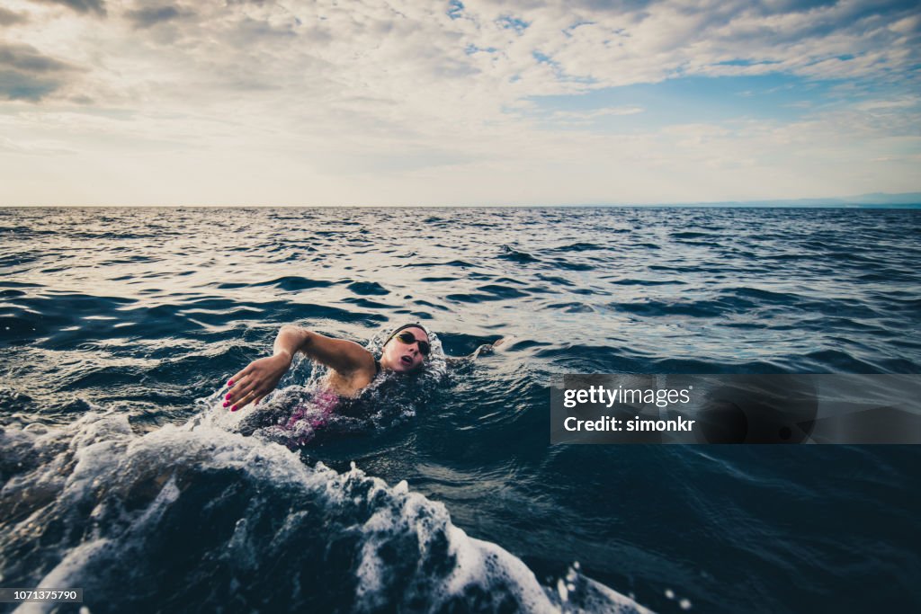 Freiwasser-Schwimmer Schwimmen im Meer