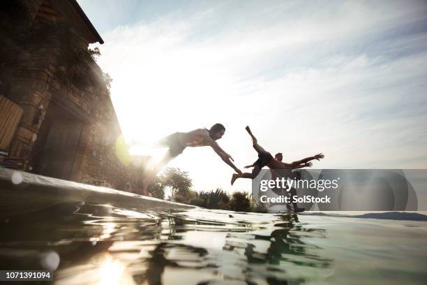 sprung in den pool - tuscany villa stock-fotos und bilder