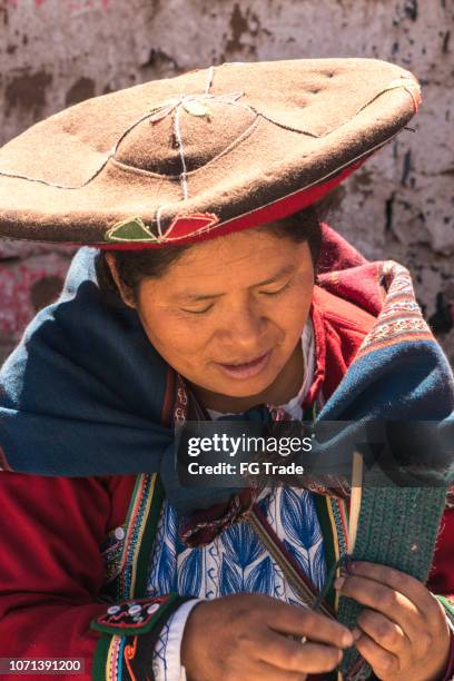 tradicional mujer de chinchero, tejiendo, perú - chinchero fotografías e imágenes de stock