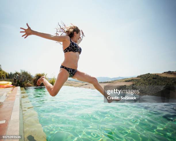 frau in den pool springen - jump in pool stock-fotos und bilder