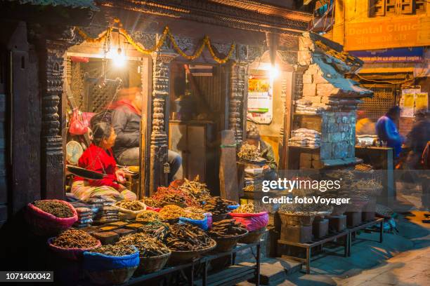 vendeur d’épices katmandou dans la boutique en bois ornée durbar square nuit au népal - indian market photos et images de collection