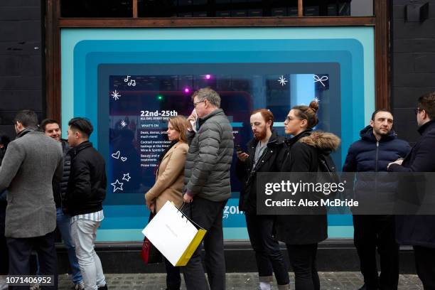Queue Pop Store Pop Up Line Photos and Premium High Res Pictures - Getty Images