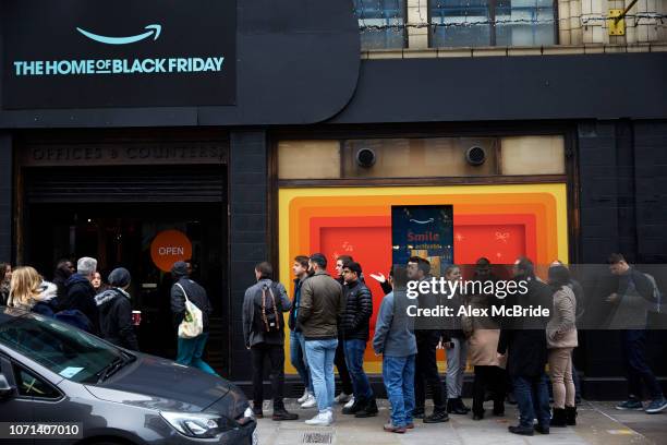 Queue Pop Store Pop Up Line Photos and Premium High Res Pictures - Getty Images