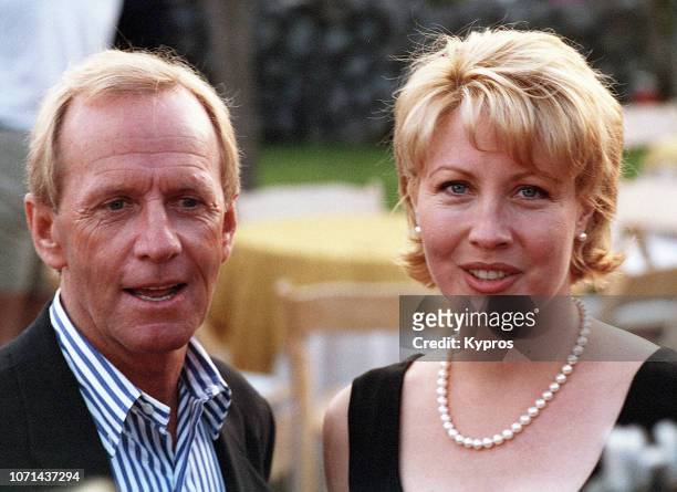 Australian comedian, actor and television presenter Paul Hogan and his wife, American actress Linda Kozlowski attend a red carpet event, circa 1990.