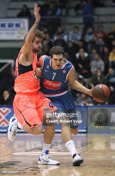 Roger Grimau, #44 of Regal FC Barcelona competes with Bojan Bogdanovic, #7 of Cibona Zagreb during the 2010-2011 Turkish Airlines Euroleague Regular...