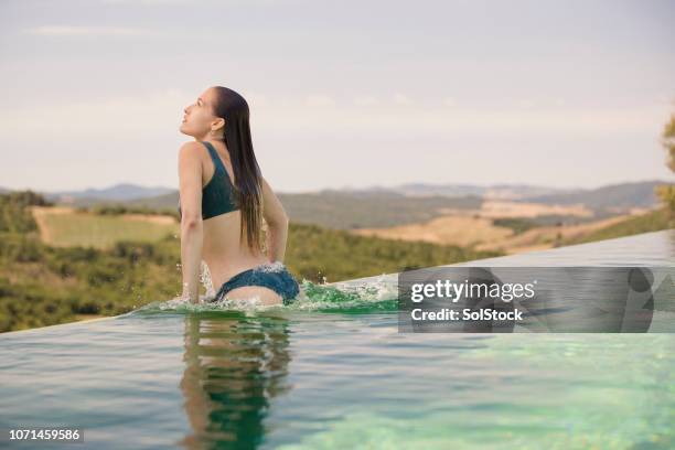 levantamiento hacia fuera de la piscina - appearance fotografías e imágenes de stock