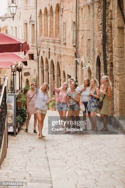 tour de volterra - guiding fotografías e imágenes de stock